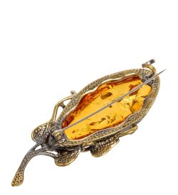 AM-2033 Брошь «Лист сирени» (латунь, янтарь)