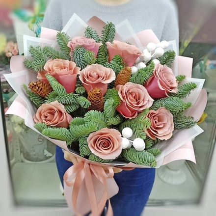 Букет с розами сорта "Moccachino" и ветками нобилиса