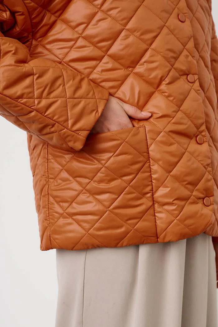 Стеганая куртка с карманами цвета карамель