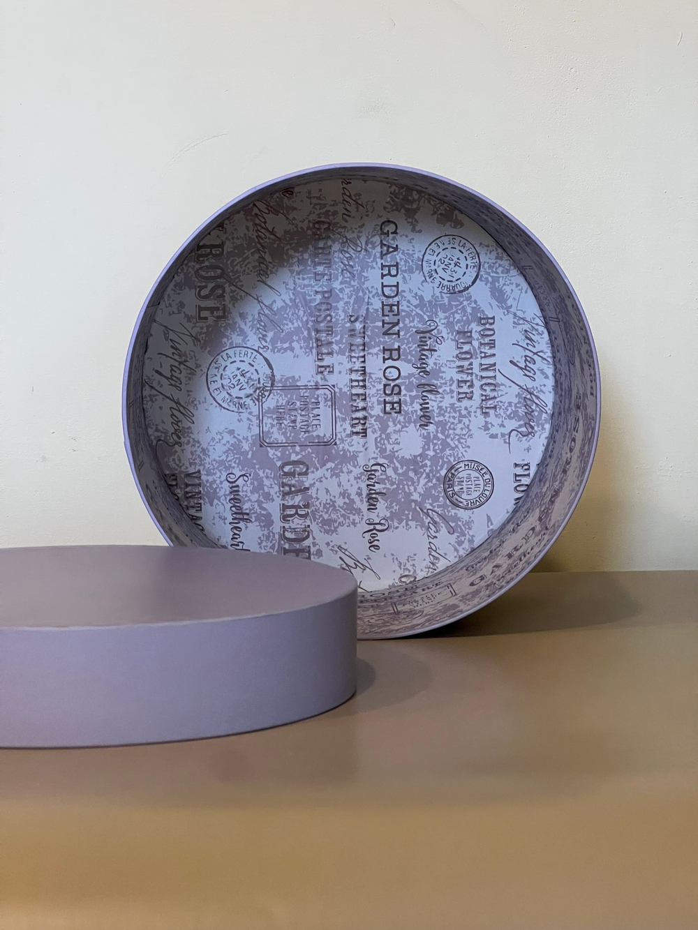 Короткая круглая коробка 22,5 см . Цвет:  светло серые   . Розница 350 рублей .