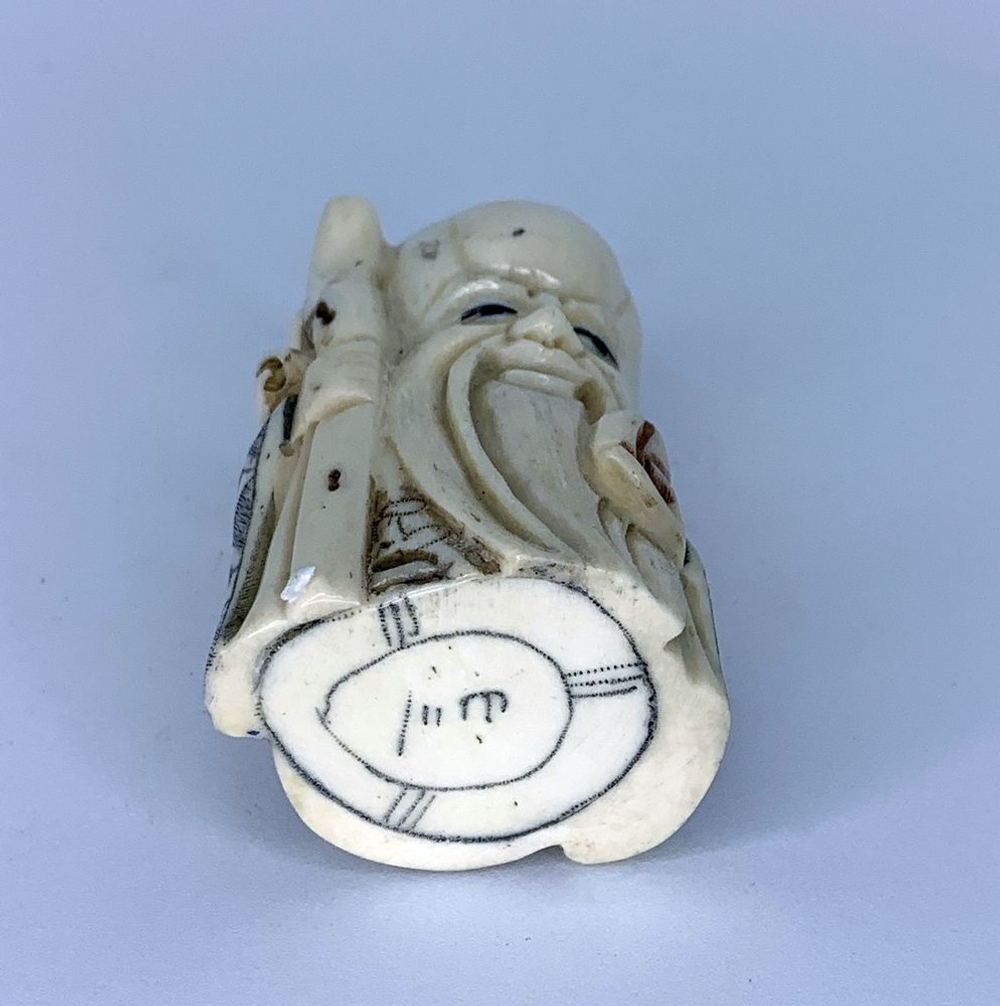 Нэцкэ Шоусин с посохом и персиком