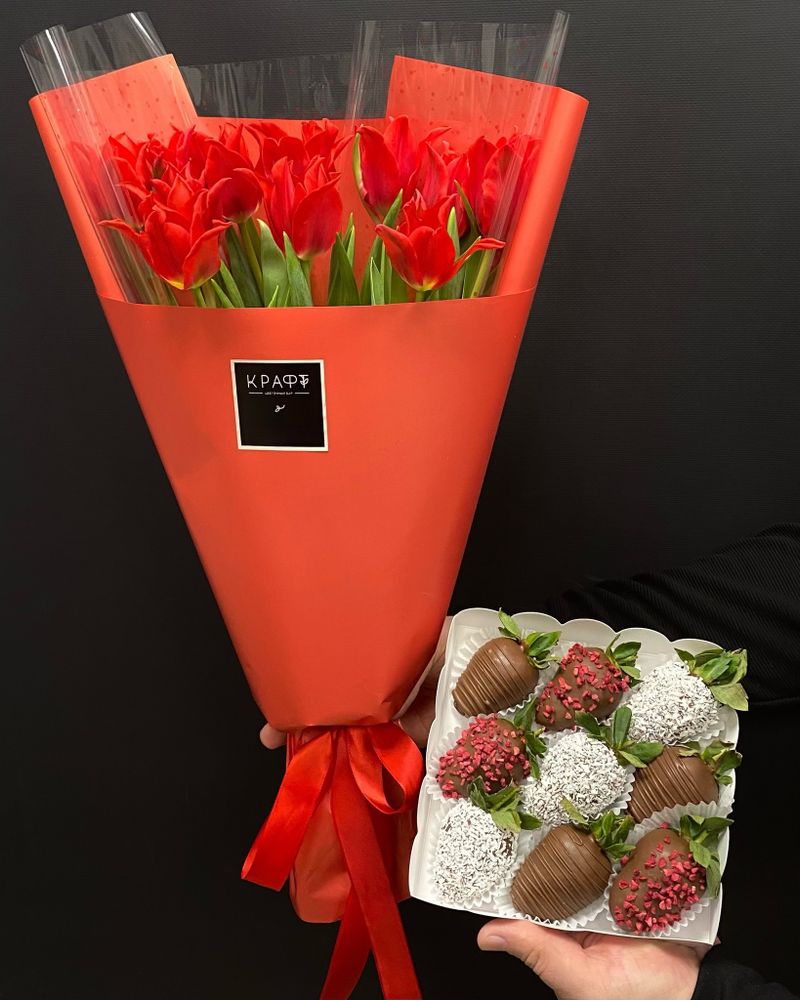 Комбо тюльпанов и клубники в шоколаде