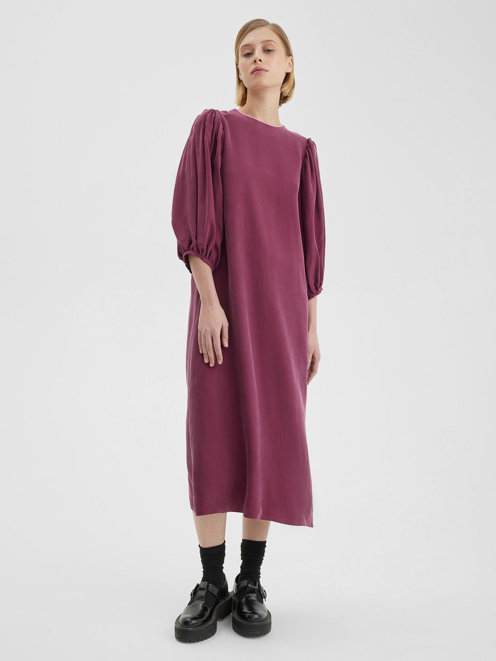 Платье с пышными рукавами винного цвета