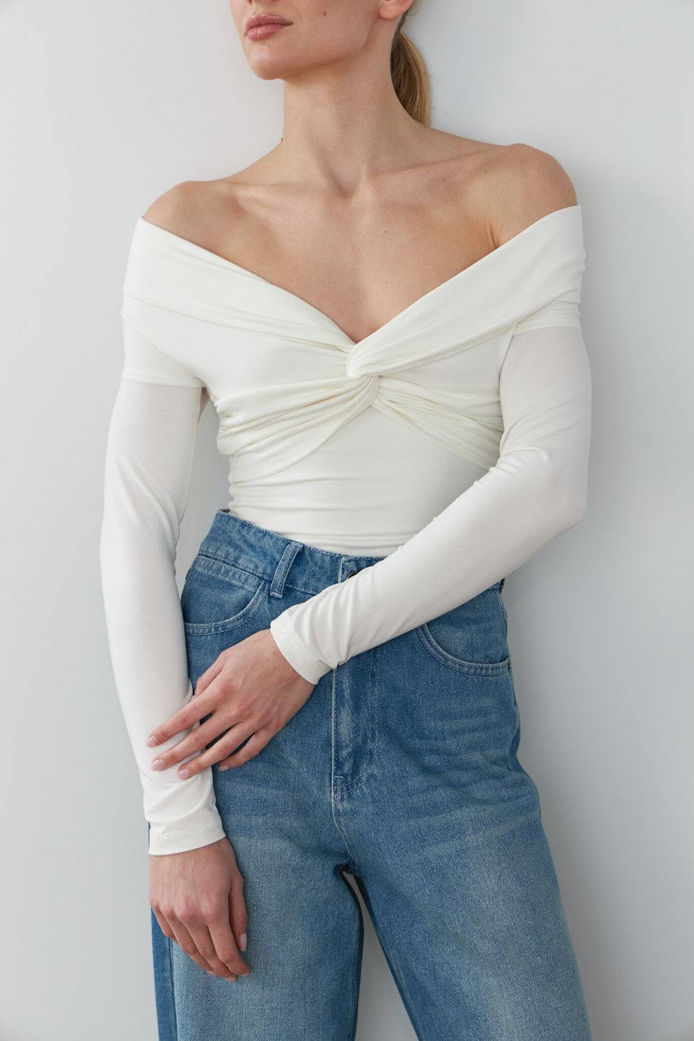 ТОП-БОДИ С ОТКРЫТЫМИ ПЛЕЧАМИ, МОЛОЧНЫЙ