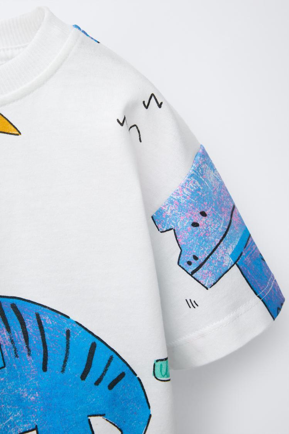 ZARA ФУТБОЛКА С ПРИНТОМ «ДИНОЗАВРЫ», ЖЕЛТОВАТО-БЕЛЫЙ