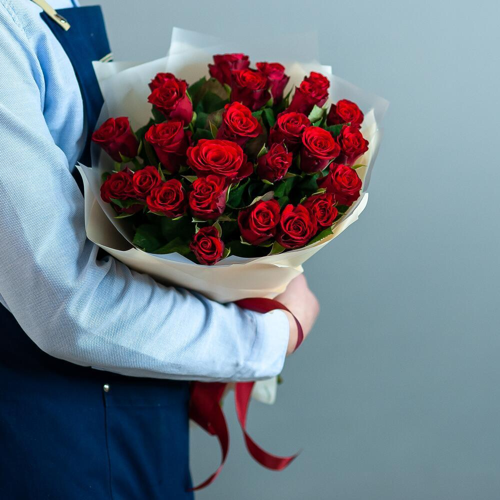 Красные кенийские розы в оформлении