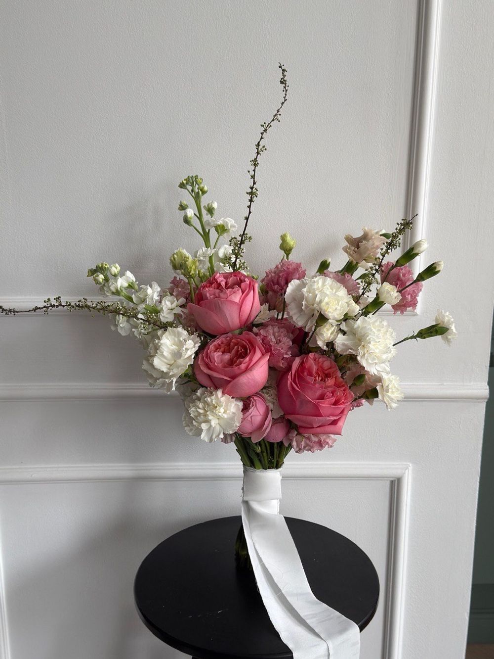 Свадебный букет из ярких роз, диантусов и маттиолы