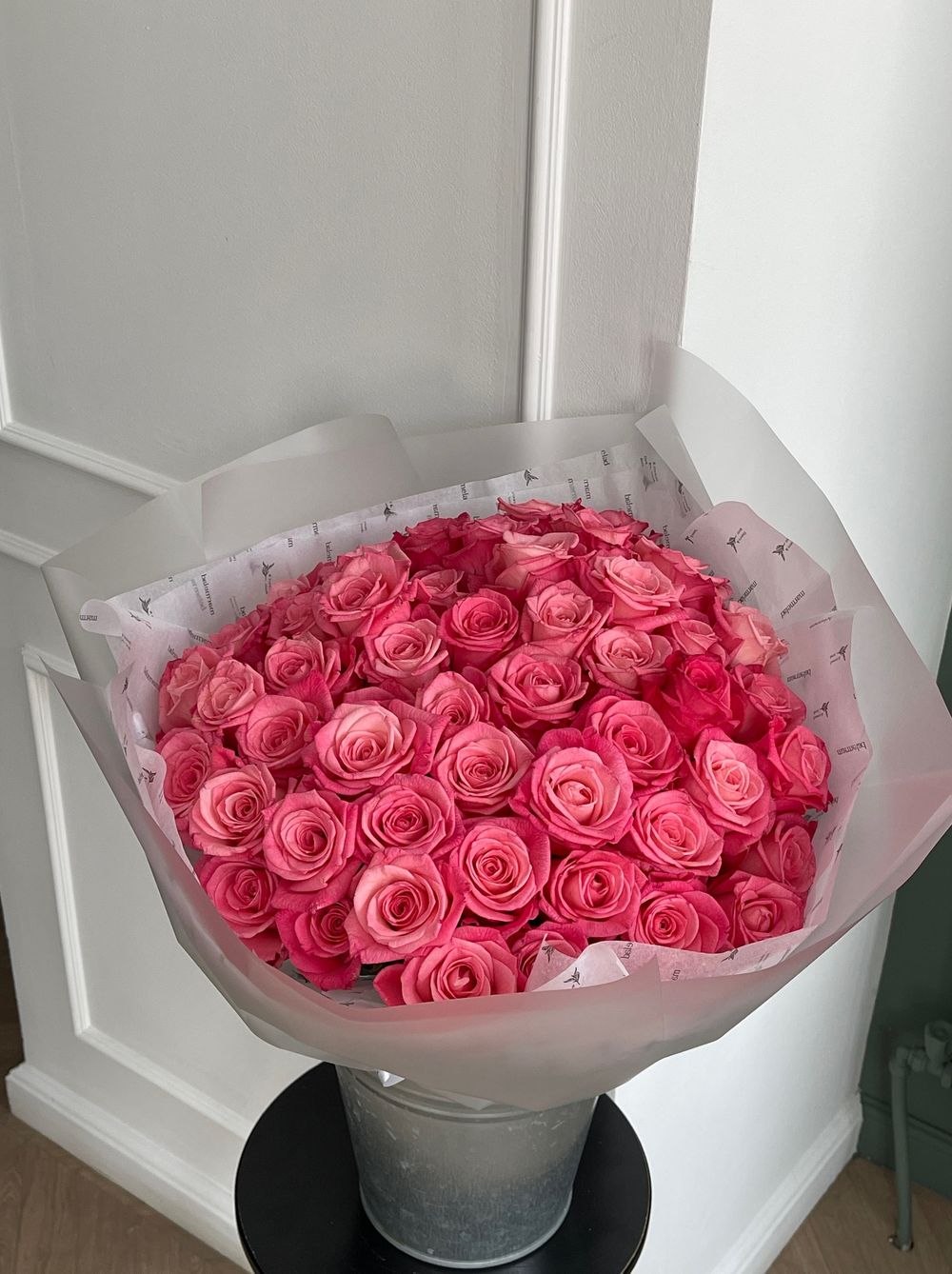 Гранд-букет из ярко розовых роз 51шт