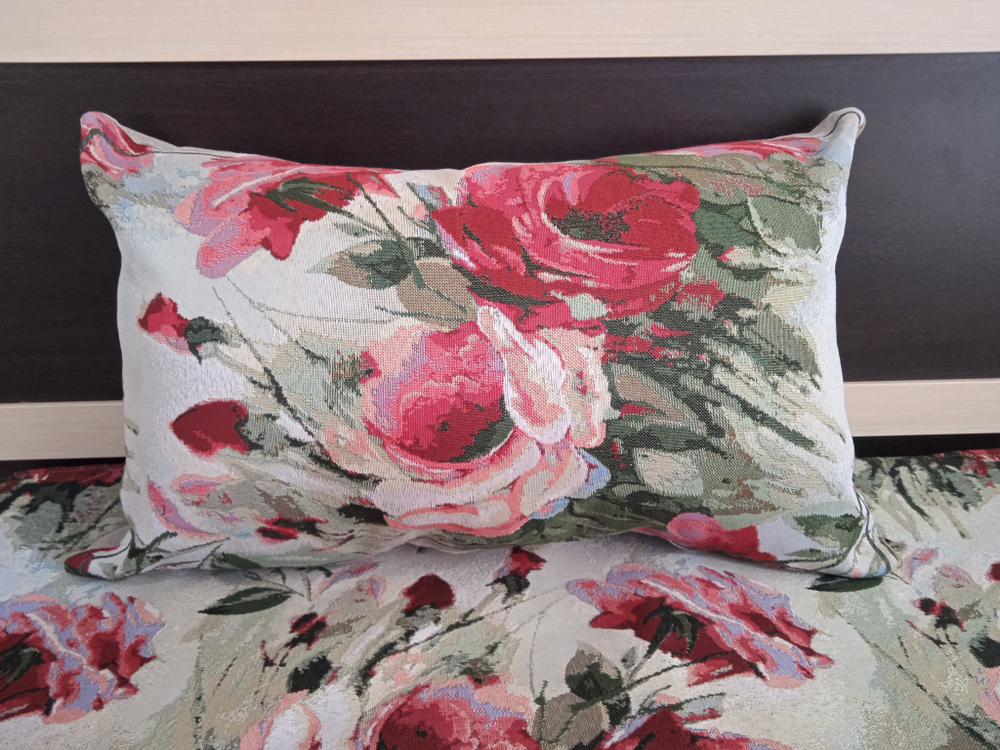 Декоративный гобеленовый чехол для интерьерной подушки Акварельные розы 37*58
