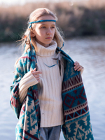 Теплый палантин с орнаментом