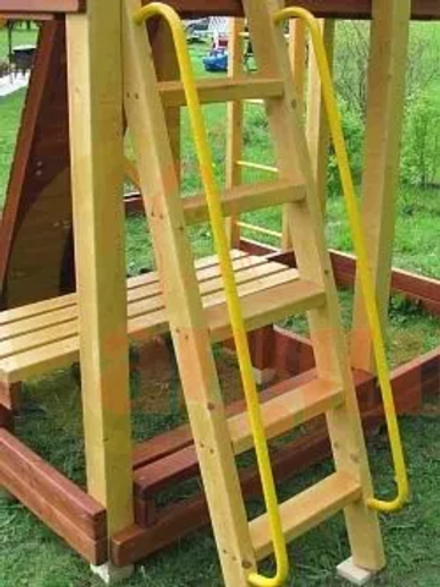 Лестница с деревянными ступенями и металличским поручнем