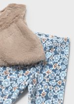 лонгслив с жилеткой и бархатными леггинсами