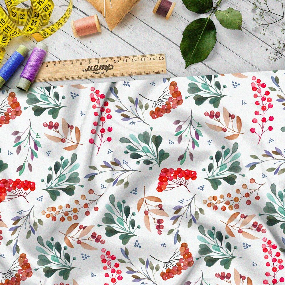 Ткань лён спелые веточки брусники и смородины на белом фоне