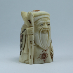 Нэцкэ Шоусин с посохом