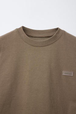 ZARA ФУТБОЛКА ИЗ ПЛОТНОГО ДЖЕРСИ С ПРОРЕЗИНЕННОЙ НАШИВКОЙ, КОРИЧНЕВЫЙ