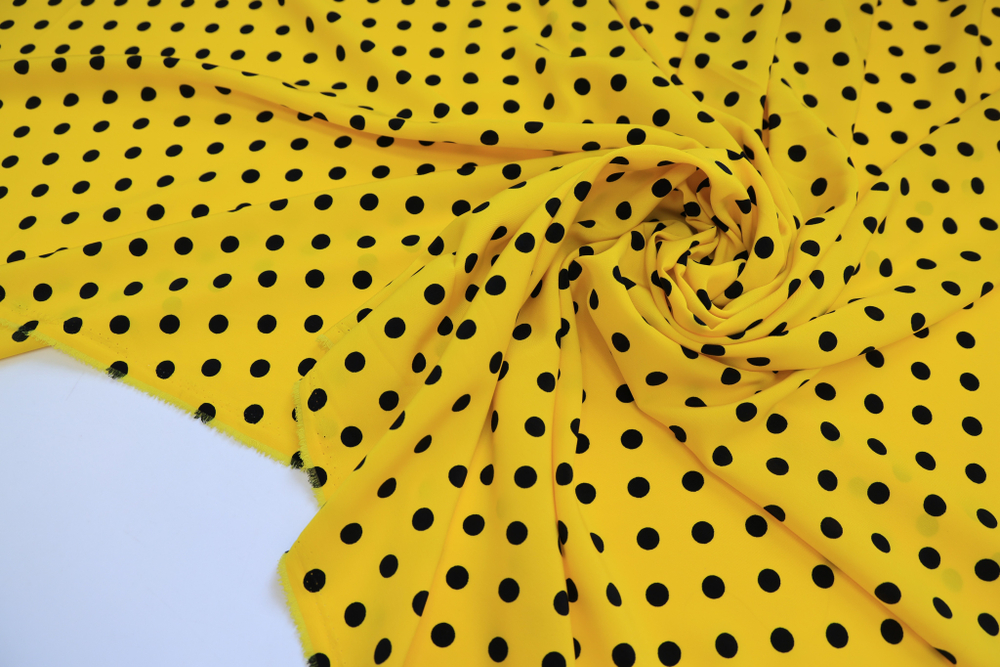 Вискоза желтая в черный малый горох