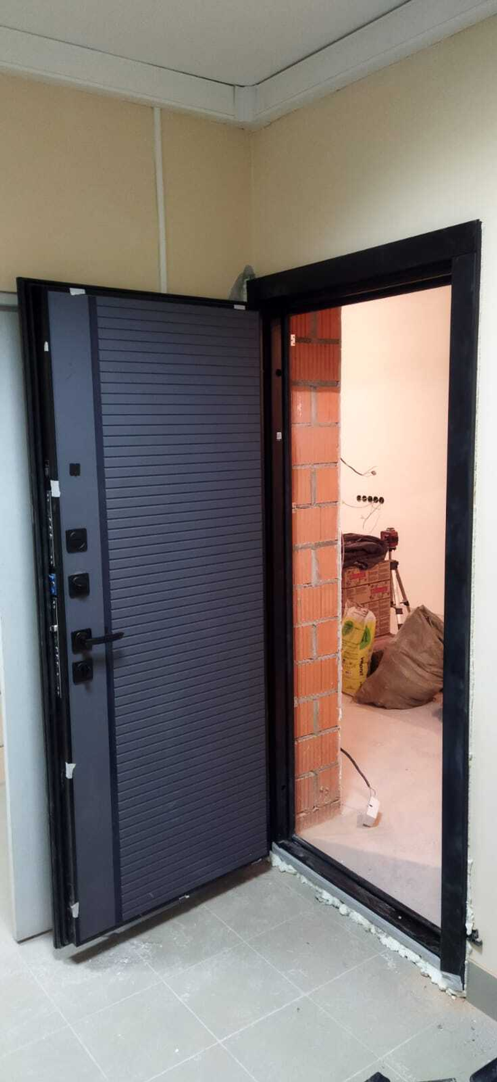 Дверь входная Лабиринт ROYAL 22 Графит софт, черная вставка металлическая