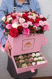 Шкатулка "Нежный поцелуй XL" с цветами и клубникой в шоколаде