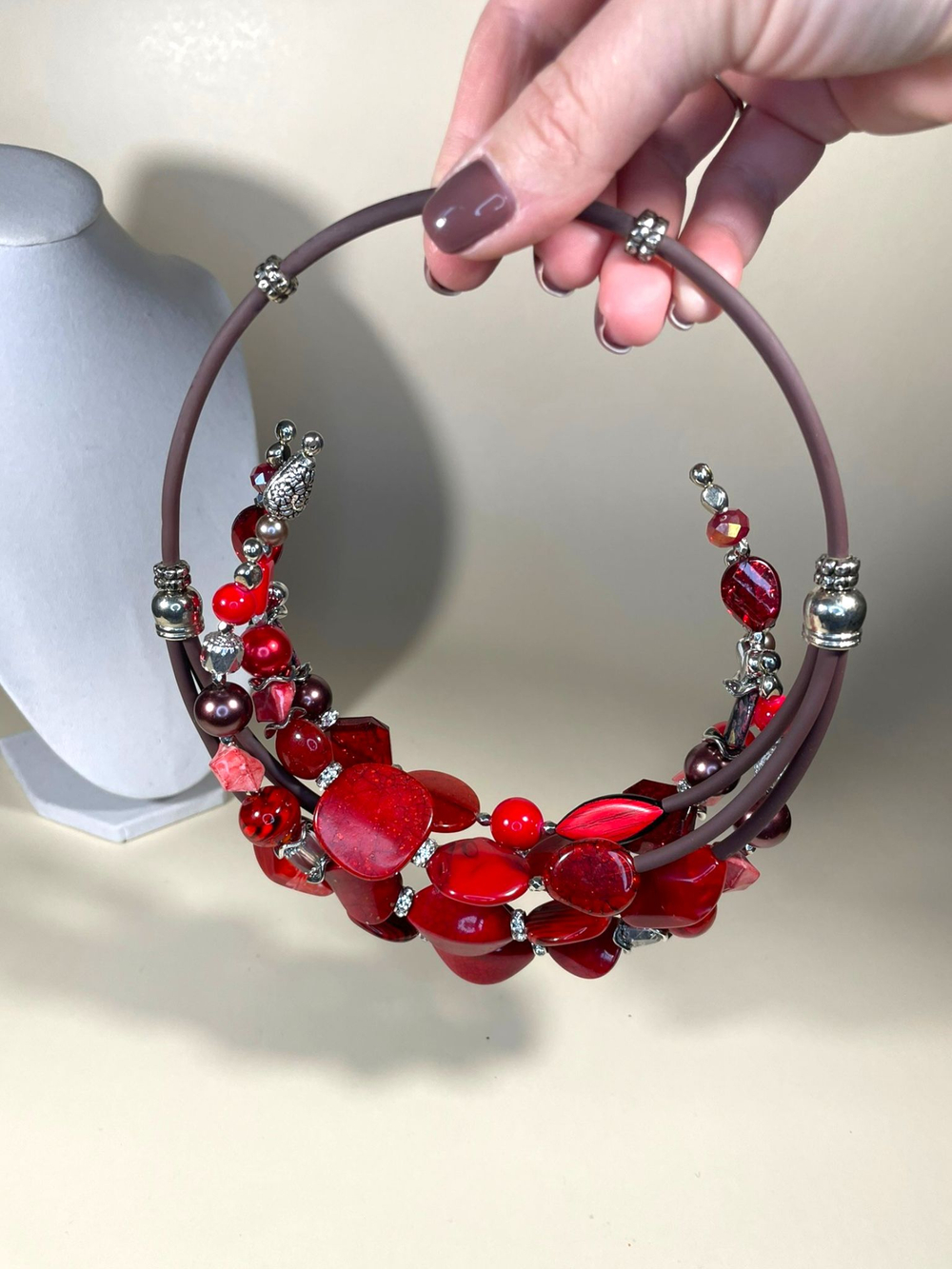 Колье из бусин на проволоке с памятью