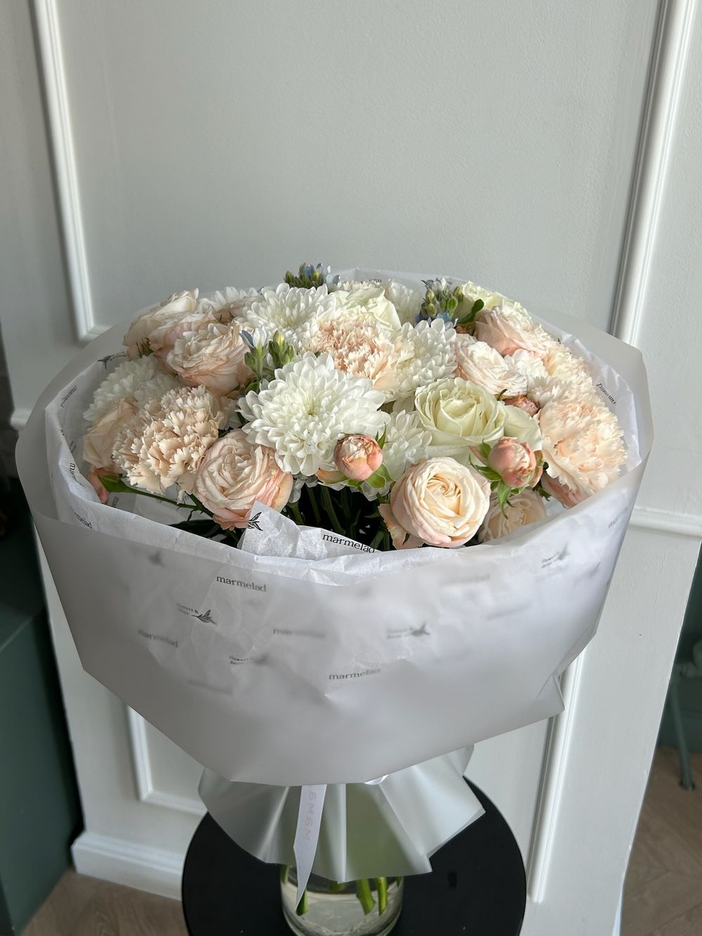 Букет из кустовых пионовидных роз, диантусов и оксипеталума