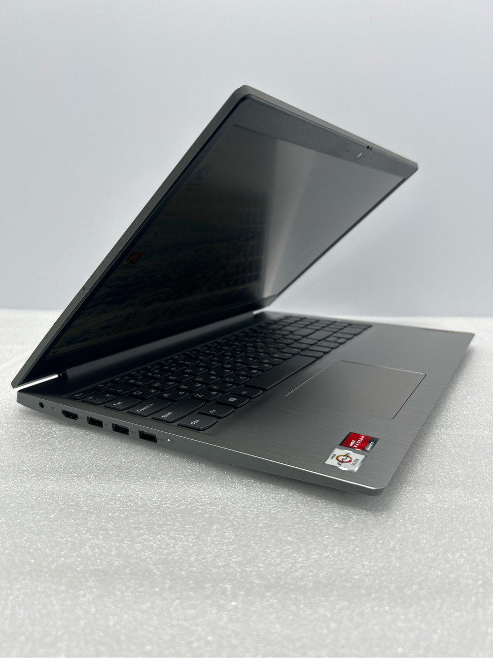 Ноутбук Lenovo IdeaPad 3 15ADA05 (81W10074RK) 15.6"/AMD Athlon 3050U/RAM 4GB/SSD 256GB/AMD Radeon Graphics/1920*1080/TN/DOS/Подсветка кл-ры: НЕТ/серый. Состояние: Уценка/большой след. на матрице от клавиатуры