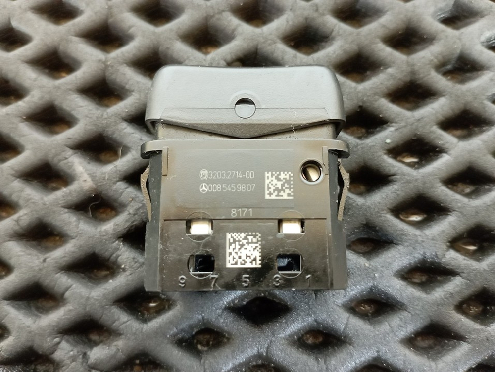 Кнопка освещения салона