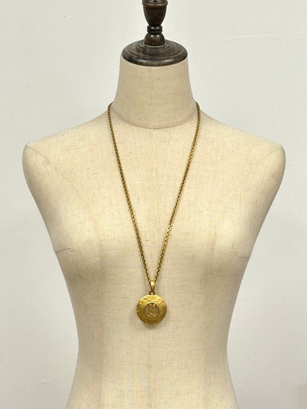 Кулон с лого YSL