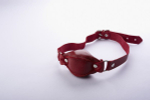 Красный кожаный кляп на регулируемых ремешках