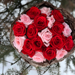 Клубничный микс — букет классических красных и ароматных романтических роз