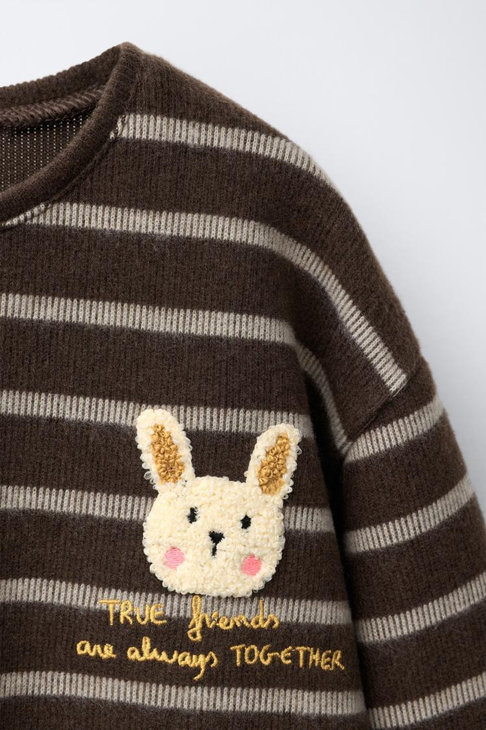 ZARA ФУТБОЛКА ИЗ МЯГКОЙ ТКАНИ В ПОЛОСКУ С МАХРОВОЙ НАШИВКОЙ «КРОЛИК», ТЕМНО-КОРИЧНЕВЫЙ