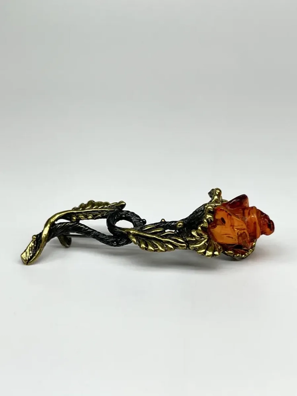 Бронзовая статуэтка на янтаре