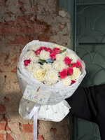 Букет из кустовой пионовидной розы, одноголовых роз, оксипеталума и хризантемы