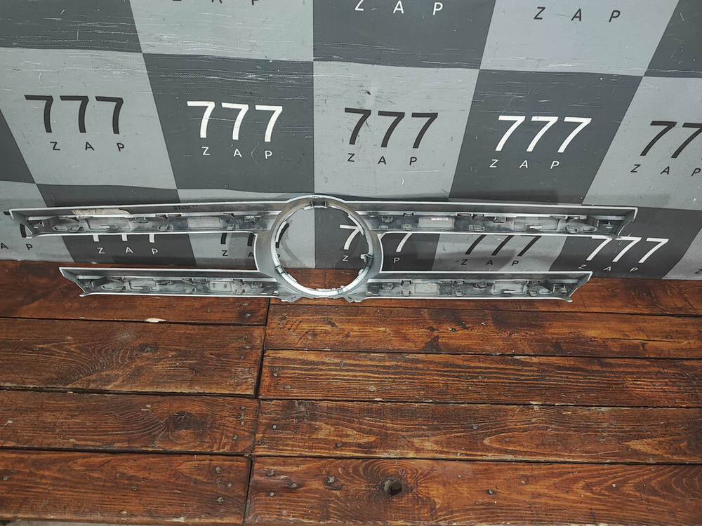 Накладка решетки радиатора Mercedes GL GLS (X166) 12-16 Б/У Оригинал A16688012859982