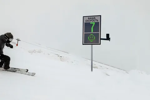 табло контроля скорости