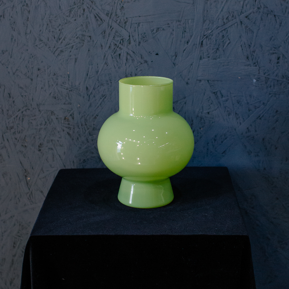 15. Салатовая матовая стеклянная ваза