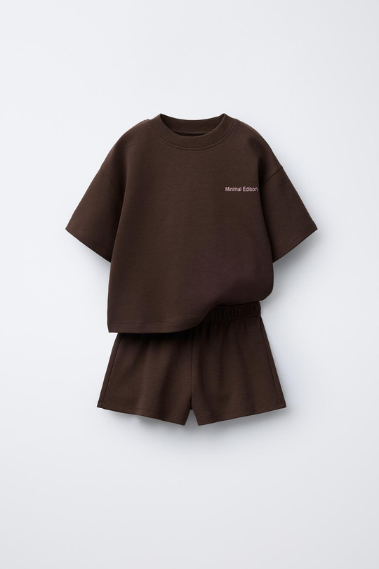 ZARA КОМПЛЕКТ ИЗ ФУТБОЛКИ И ШОРТОВ-БЕРМУДОВ ИНТЕРЛОК С НАДПИСЬЮ, КОРИЧНЕВЫЙ