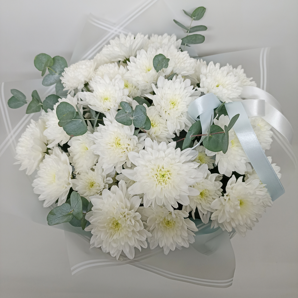 Букет хризантем с эвкалиптом Анна