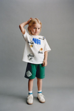 ZARA КОМПЛЕКТ ИЗ ФУТБОЛКИ И ШОРТОВ-БЕРМУДОВ С ПРИНТОМ NBA ©э, ЭКРЮ