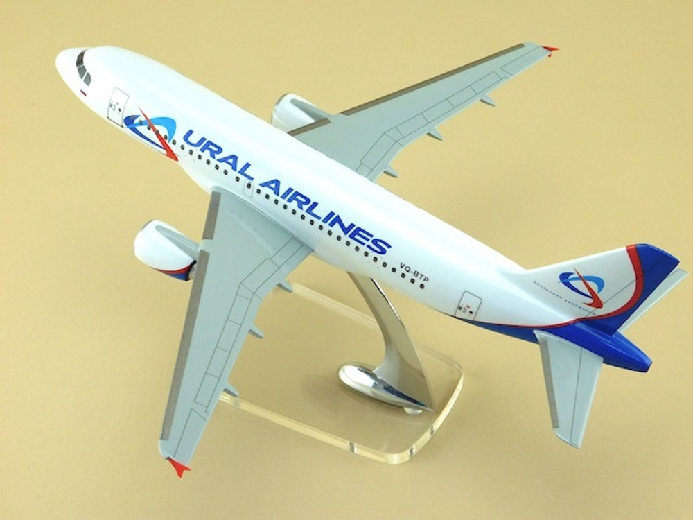 Модель самолета Airbus A319 (М1:100, Ural Airlines)