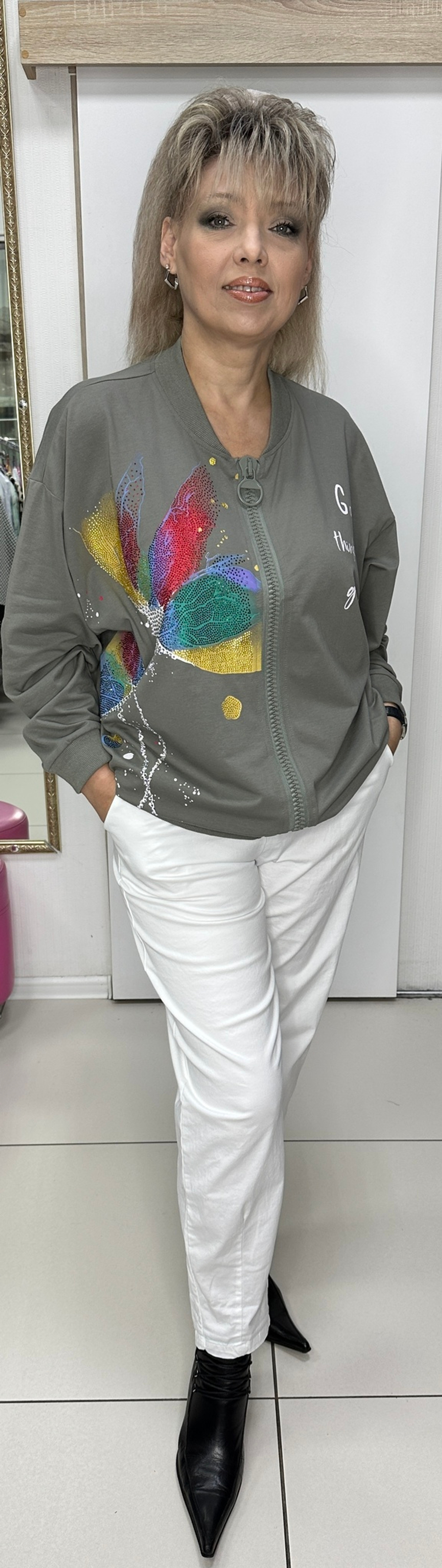 Оливковый трикотажный жакет-бомбер с цветным принтом