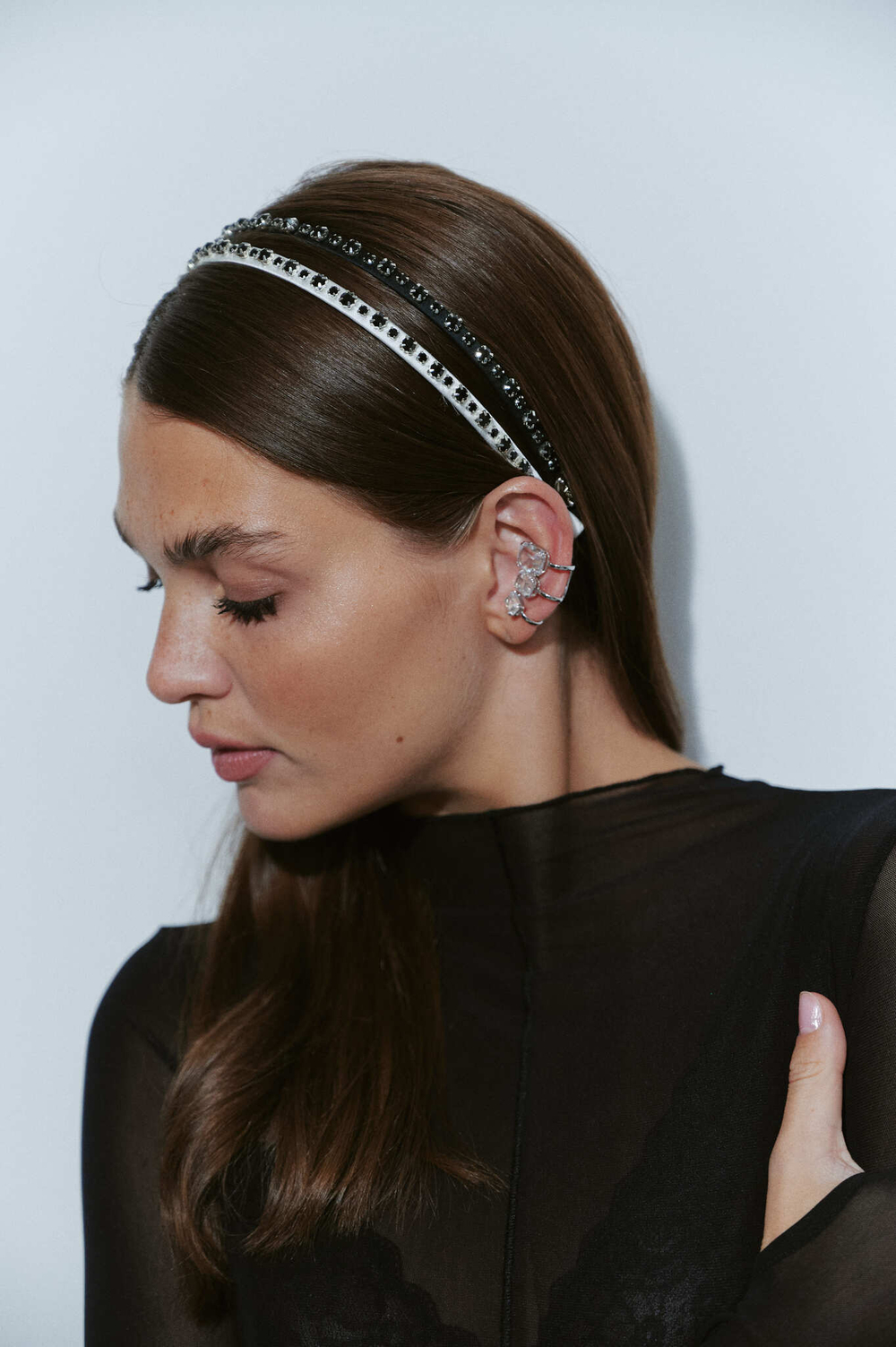 Белый ободок с черными камнями