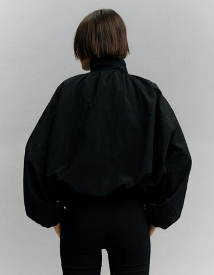 BERSHKA Объемная куртка, черный