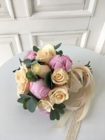 Свадебный буке из пионов, одноголовых роз и эвкалипта