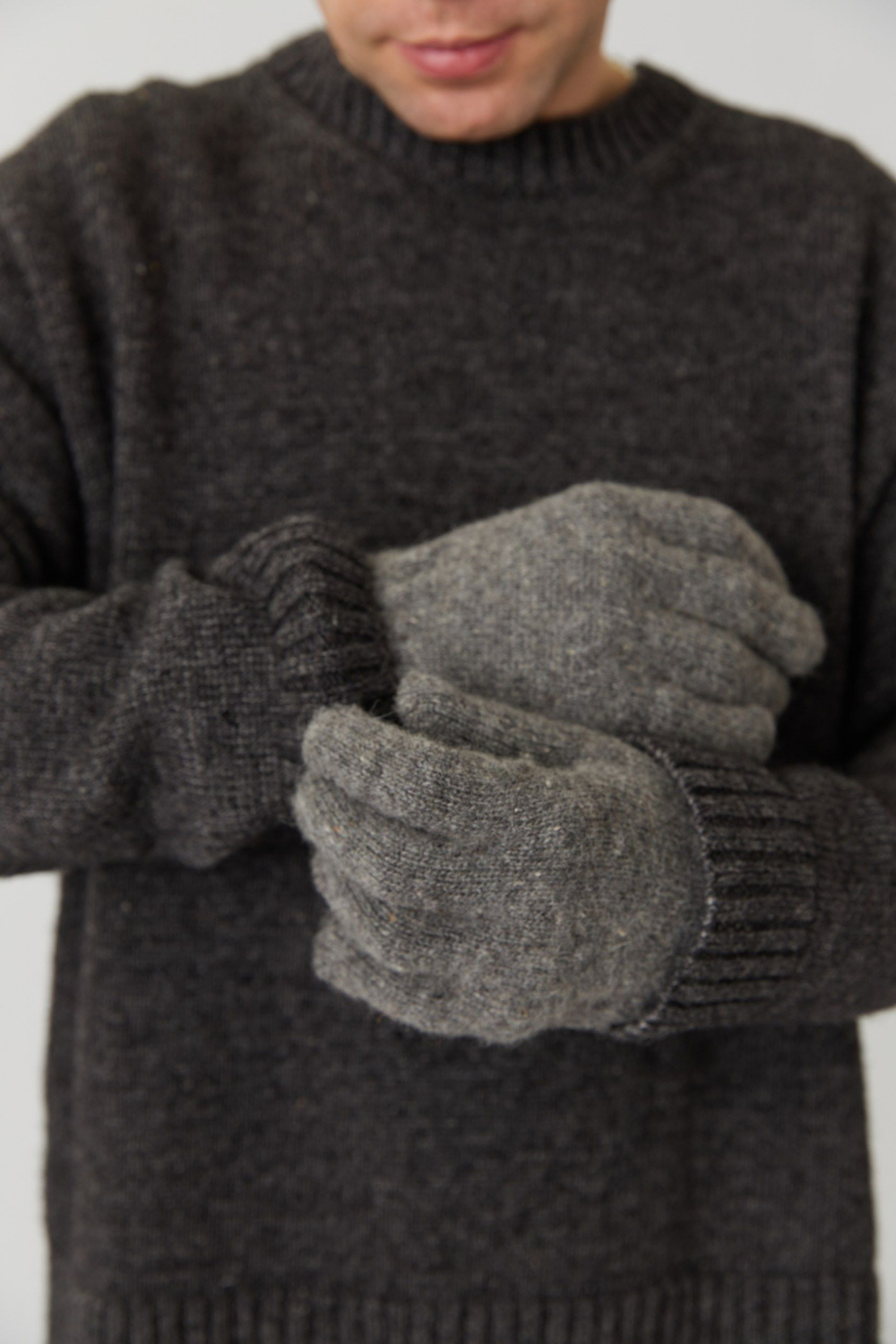 Перчатки из шерсти серого цвета