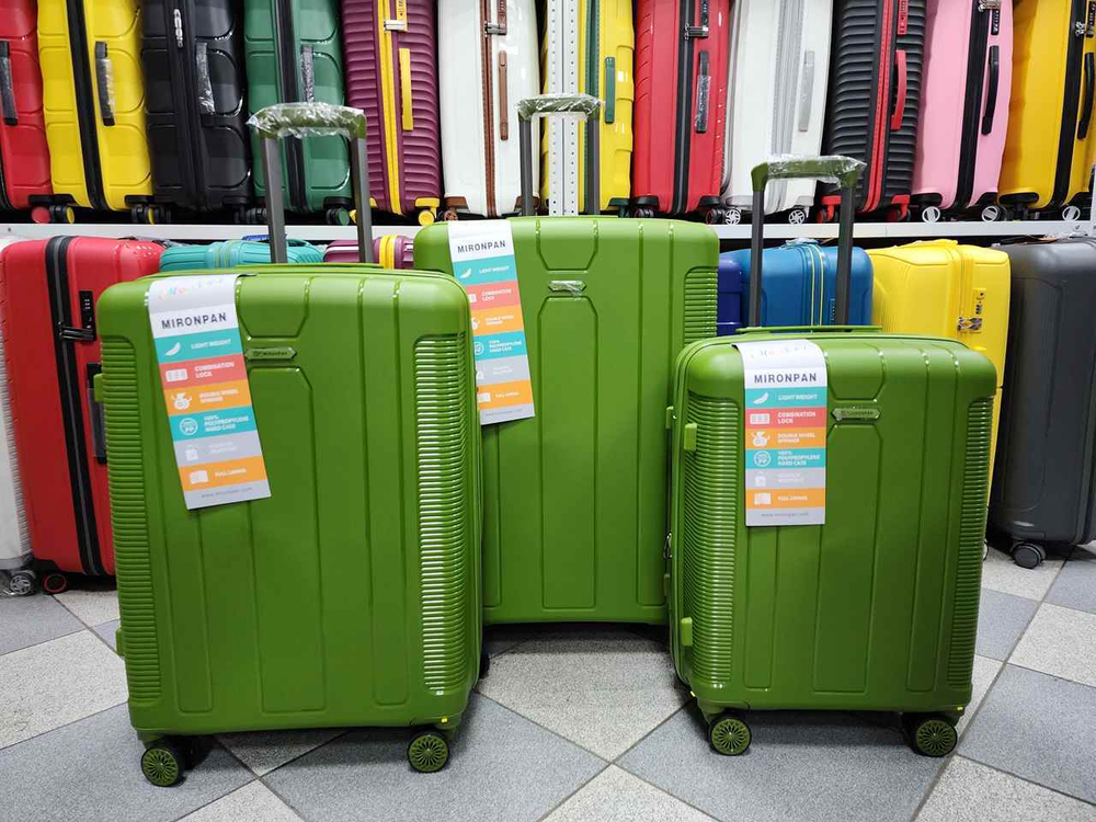 Чемодан Средний (М) полипропилен "Mironpan" съёмные колёса