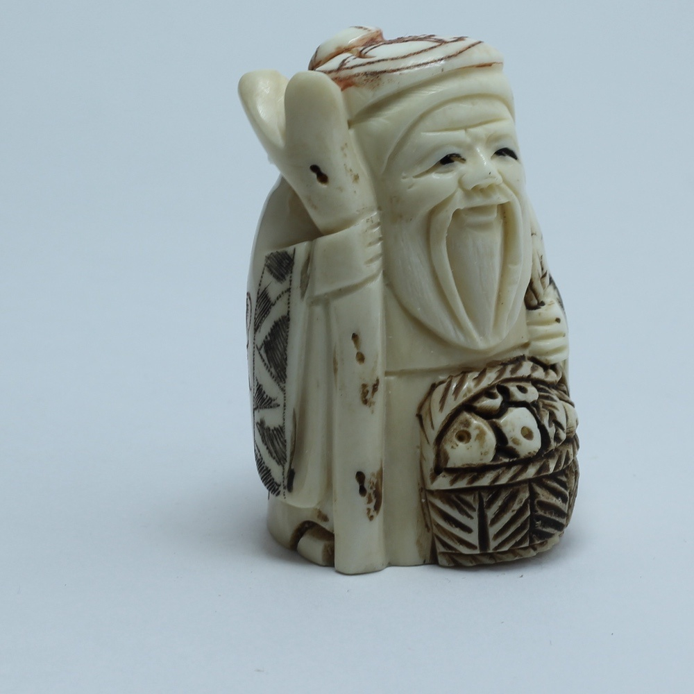 Нэцкэ Дзюродзин с корзиной рыбы и посохом