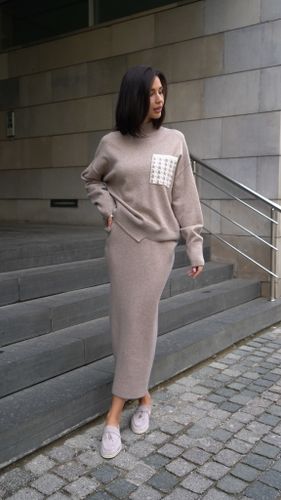 Трикотажный женский костюм в цвете капучино с юбкой