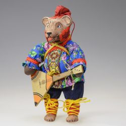Ёлочная игрушка Медведь в колпаке с балалайкой