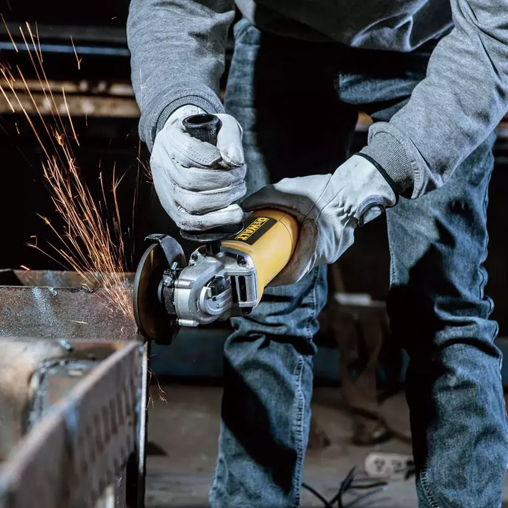 Угловая шлифмашина DEWALT DWE4207K