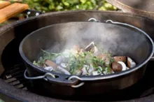 Чугунная кастрюля с крышкой, 5.2 л, 27 см, Big Green Egg